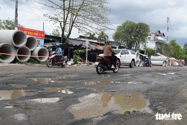 Đường Lò Lu, TP.HCM đầy ổ gà, ổ voi - Ảnh 2.