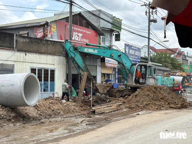 Đường Lò Lu, TP.HCM đầy ổ gà, ổ voi - Ảnh 7.