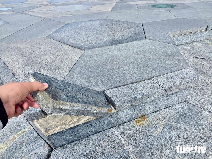 Tháp Nghinh Phong xuống cấp, hư hỏng hệ thống đèn- Ảnh 4. Tháp Nghinh Phong xuống cấp, hư hỏng hệ thống đèn- Ảnh 4.
