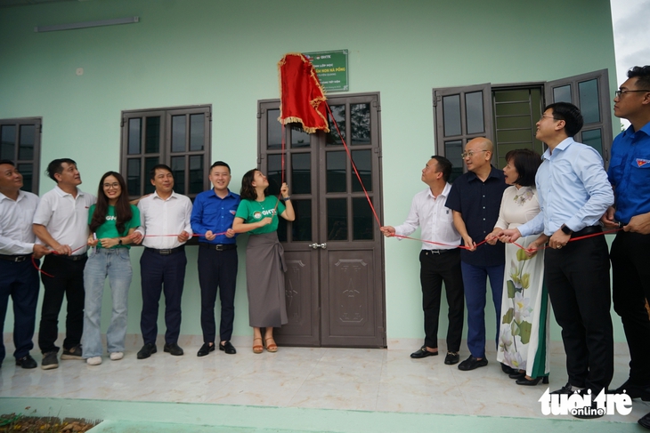 Trẻ em vùng cao được tặng phòng học mới trước ngày khai giảng - Ảnh 1.