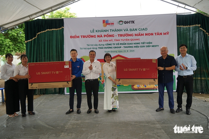 Trẻ em vùng cao được tặng phòng học mới trước ngày khai giảng - Ảnh 4.