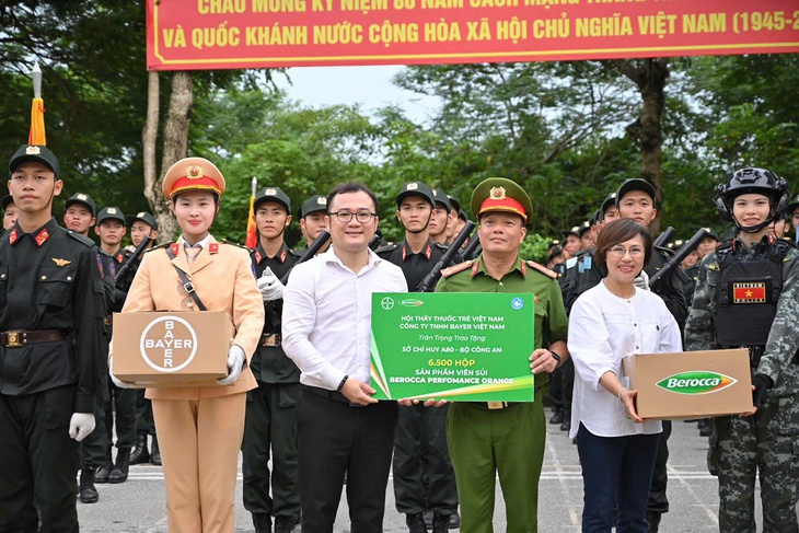 Hỗ trợ chăm sóc sức khỏe cộng đồng và chiến sĩ dịp 2-9 - Ảnh 1.