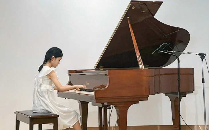 Trường mầm non đưa hơn chục môn năng khiếu vào lớp: Học thì không đủ sức, bỏ thì sợ con ‘ra rìa’  - Ảnh 2.