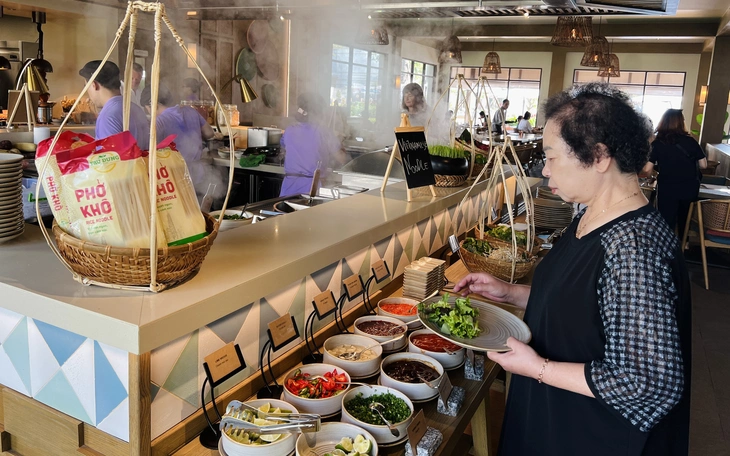 Ăn buffet phải đổi chén, đĩa sau mỗi lần lấy đồ ăn mới là lịch sự, văn minh? - Ảnh 2.