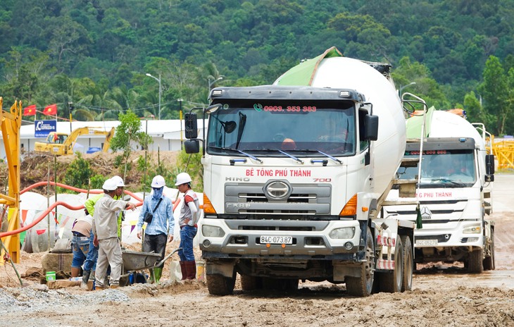 San ủi hơn 161ha đất làm đường băng số 2 và công trình phụ trợ sân bay Phú Quốc - Ảnh 1.