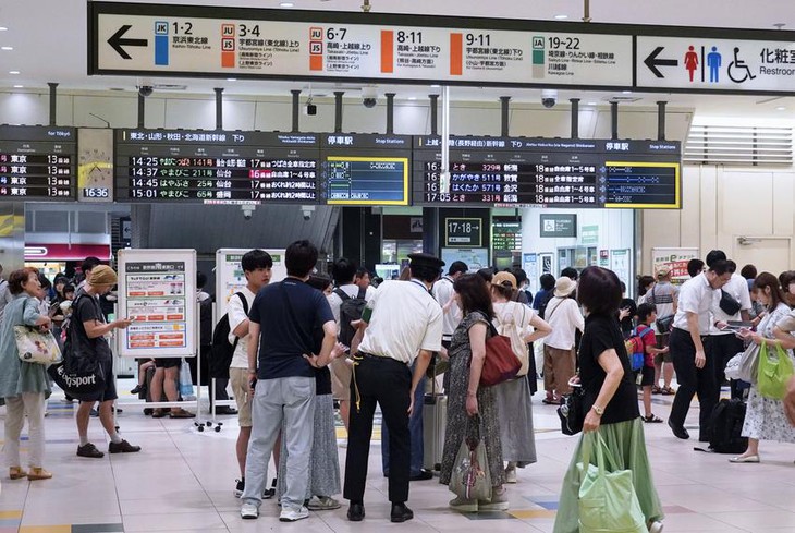 Tàu cao tốc Shinkansen dừng khẩn cấp, 560 hành khách mắc kẹt 3 tiếng - Ảnh 1.