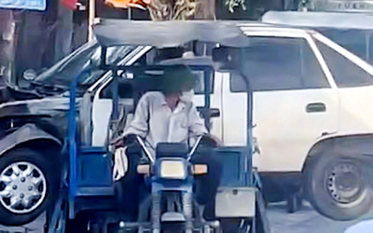 Chở ống tôn dài 'gấp 3' thân xe, xe ba gác vẫn vô tư chạy trên đường - Ảnh 8.