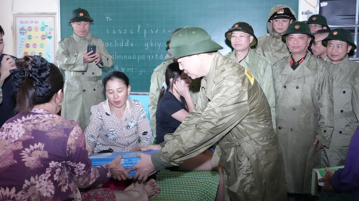 Phó thủ tướng Trần Hồng Hà kiểm tra điểm sơ tán dân ở Nghệ An - Ảnh 1.