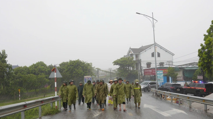 Phó thủ tướng Trần Hồng Hà kiểm tra điểm sơ tán dân ở Nghệ An - Ảnh 4.