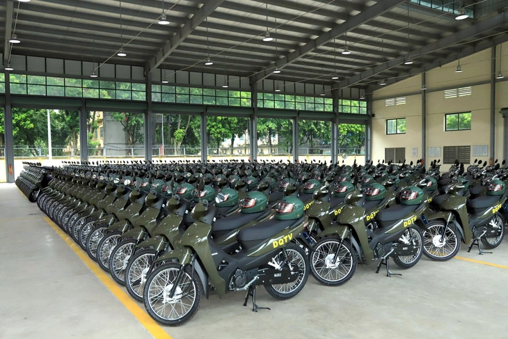 Tổng cục Hậu cần - Kỹ thuật bàn giao hàng trăm mô tô cho ban chỉ huy quân sự cấp xã - Ảnh 3.