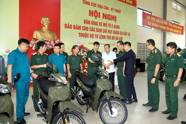 Tổng cục Hậu cần - Kỹ thuật bàn giao hàng trăm mô tô cho ban chỉ huy quân sự cấp xã - Ảnh 1.