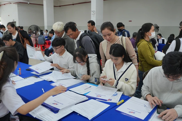 Trường đại học Tôn Đức Thắng chào đón tân sinh viên 2025 nhập học - Ảnh 2.