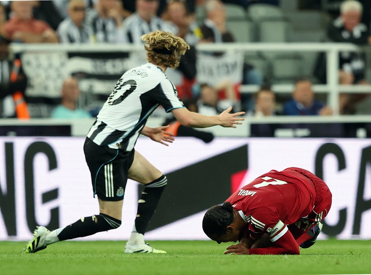 HLV Arne Slot chỉ trích lối chơi phản bóng đá của Newcastle - Ảnh 3.