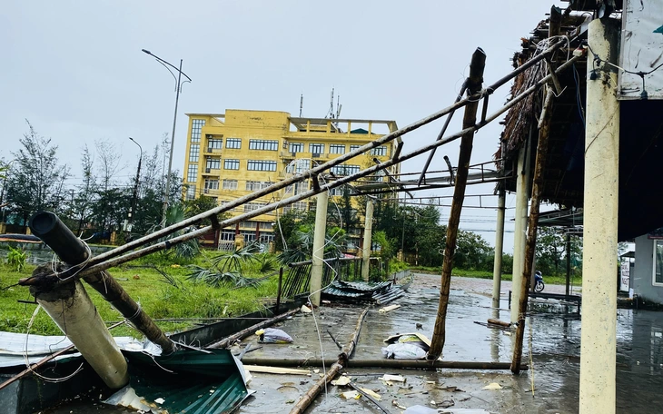 Trường học bị đổ sập do bão số 5, hiệu trưởng 'lo lắng' vì năm học mới sắp tới gần  - Ảnh 9.