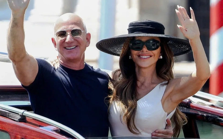 Tỉ phú Jeff Bezos cùng vợ Lauren Sánchez thường xuyên diện đồ đôi sau đám cưới xa hoa ở Venice - Ảnh 8.