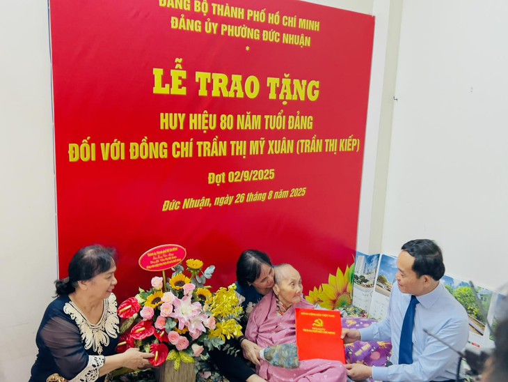 Bí thư Trần Lưu Quang trao Huy hiệu 80 năm tuổi Đảng cho cụ Trần Thị Mỹ Xuân - Ảnh 1.