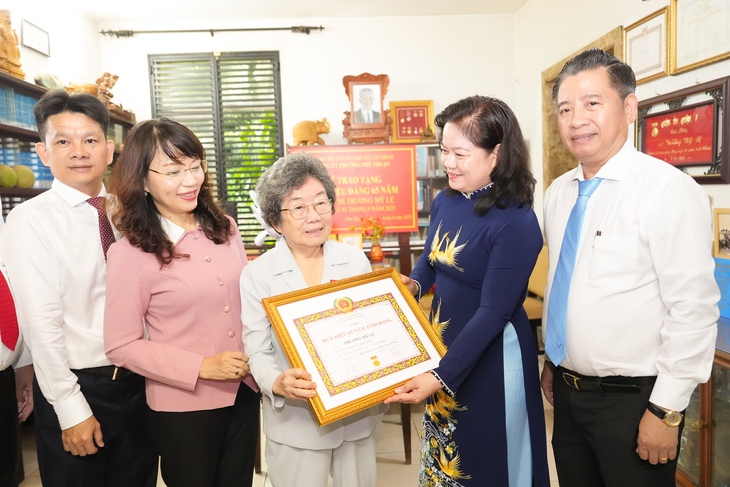 Bí thư Trần Lưu Quang trao Huy hiệu 80 năm tuổi Đảng cho cụ Trần Thị Mỹ Xuân - Ảnh 4.