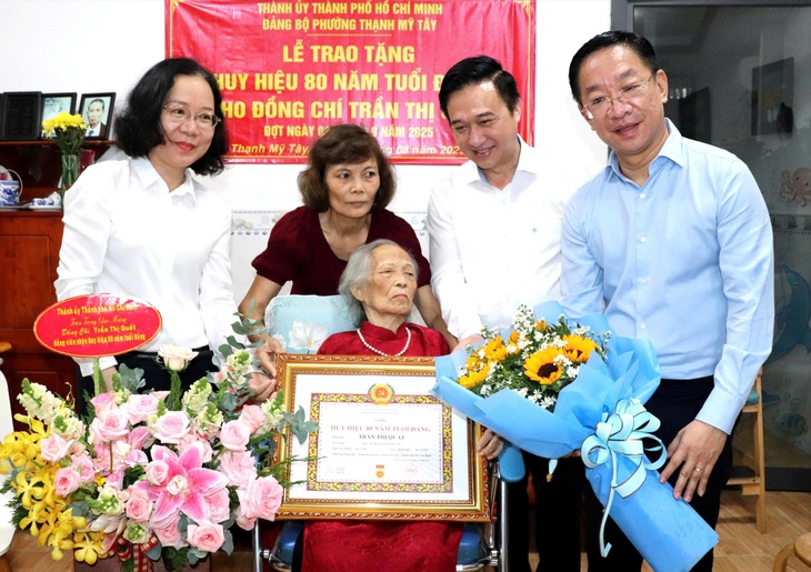 Bí thư Trần Lưu Quang trao Huy hiệu 80 năm tuổi Đảng cho cụ Trần Thị Mỹ Xuân - Ảnh 2.