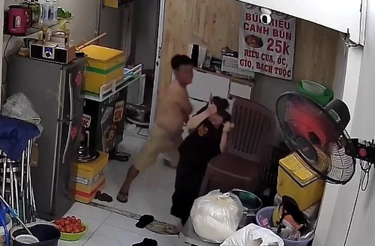 Người đàn ông đánh tới tấp cô gái ở phường Tân Bình vì mâu thuẫn trong lúc thuê nhà - Ảnh 1.