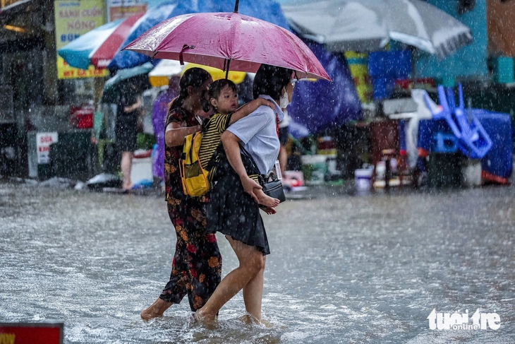 Loạt trường ở Hà Nội cho học sinh nghỉ học, sinh viên học trực tuyến vì bão số 5 - Ảnh 1.