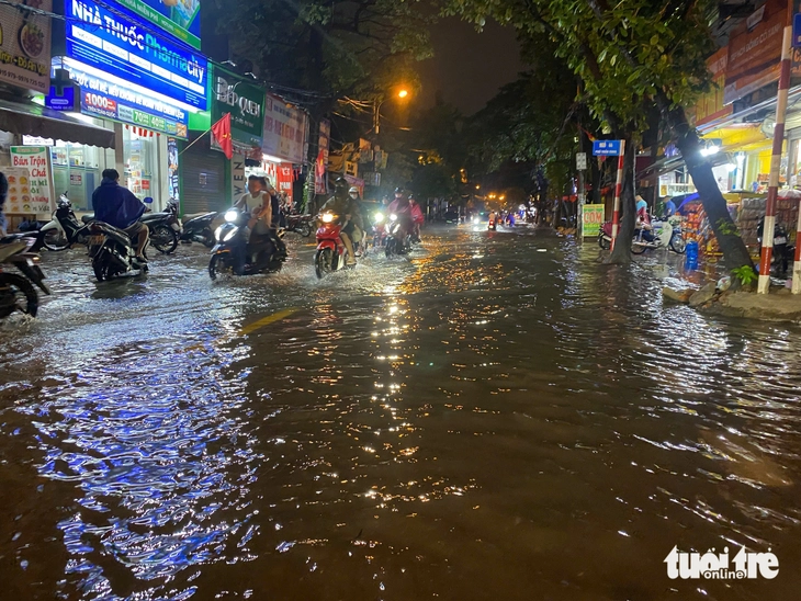 Đường phố Hà Nội lại ngập sau cơn mưa to tối nay - Ảnh 7.