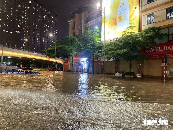 Đường phố Hà Nội lại ngập sau cơn mưa to tối nay - Ảnh 4.