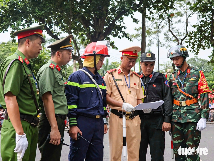diễu binh - Ảnh 2.