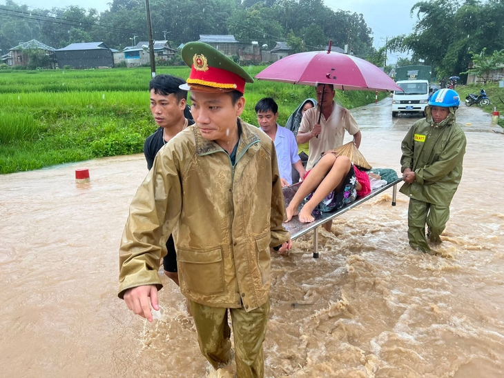 Công an vượt mưa lũ đưa sản phụ đến bệnh viện sinh con - Ảnh 1.
