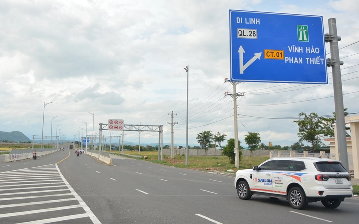 Cao tốc Vũng Áng - Bùng chính thức thông tuyến - Ảnh 2.
