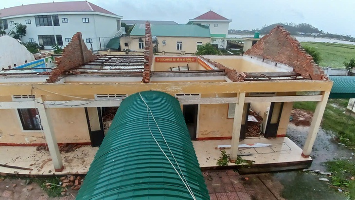 Trường học bị đổ sập do bão số 5, hiệu trưởng lo lắng vì năm học mới đã tới gần - Ảnh 8.