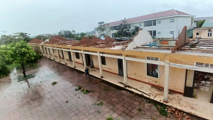 Trường học bị đổ sập do bão số 5, hiệu trưởng lo lắng vì năm học mới đã tới gần - Ảnh 6.