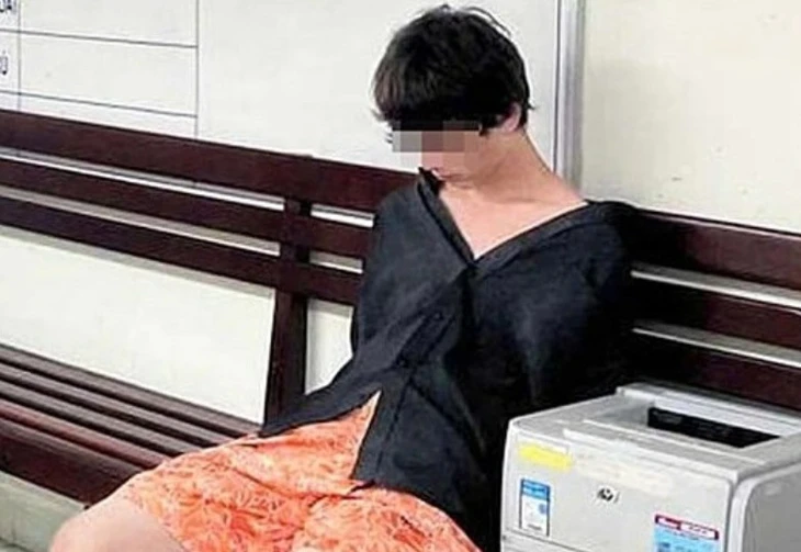 Khởi tố thanh niên người Nga say xỉn đấm vào miệng cảnh sát giao thông tại Nha Trang - Ảnh 1.
