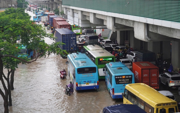 Loạt tuyến phố Hà Nội chìm trong ‘biển nước’ do mưa lớn vượt mọi dự báo, hệ thống thoát nước quá tải - Ảnh 5.