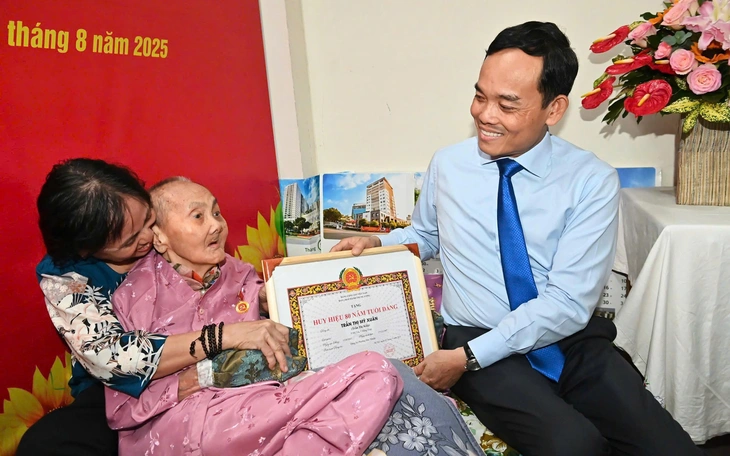 TP.HCM: Trao nhiều huy hiệu Đảng dịp Quốc khánh - Ảnh 4.