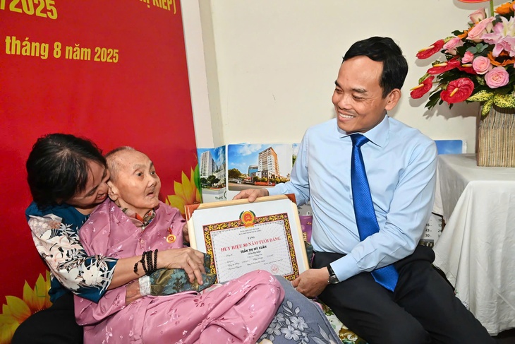 Bí thư Trần Lưu Quang trao Huy hiệu 80 năm tuổi Đảng cho cụ Trần Thị Mỹ Xuân - Ảnh 1.