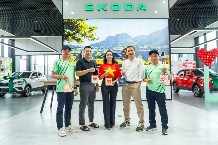 Đoàn xe Skoda 'vượt bão' tới Hà Nội, kết thúc gần 2.500km từ Độc Lập tới Thống Nhất với nhiều cung bậc cảm xúc- Ảnh 4. Skoda - Ảnh 5.