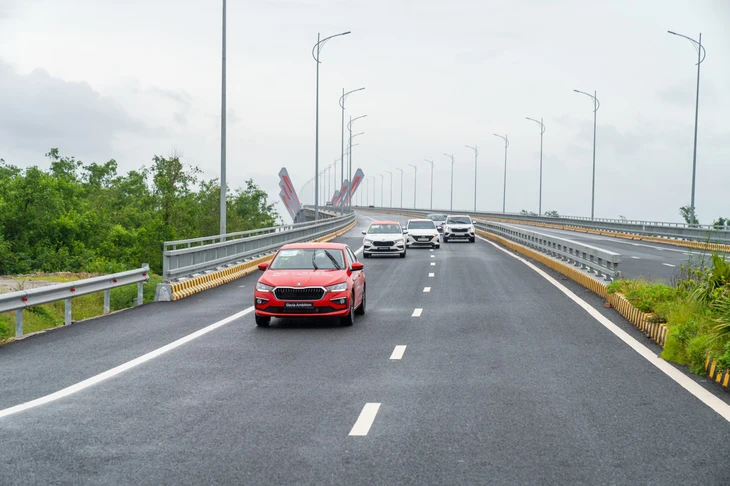 Đoàn xe Skoda 'vượt bão' tới Hà Nội, kết thúc gần 2.500km từ Độc Lập tới Thống Nhất với nhiều cung bậc cảm xúc- Ảnh 9. Skoda - Ảnh 10.