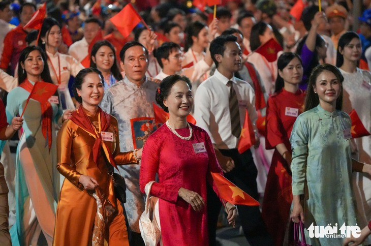 Tiểu đội trưởng Tạ, Cường trong phim Mưa đỏ cùng Đen Vâu, Hoàng Thùy Linh sơ duyệt diễu hành 2-9 - Ảnh 1. sơ duyệt - Ảnh 1.