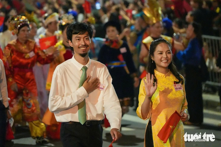 Tiểu đội trưởng Tạ, Cường trong phim Mưa đỏ cùng Đen Vâu, Hoàng Thùy Linh sơ duyệt diễu hành 2-9 - Ảnh 2. Tiểu đội trưởng Tạ, Cường trong phim Mưa đỏ cùng Đen Vâu, Hoàng Thùy Linh sơ duyệt diễu hành 2-9 - Ảnh 2.