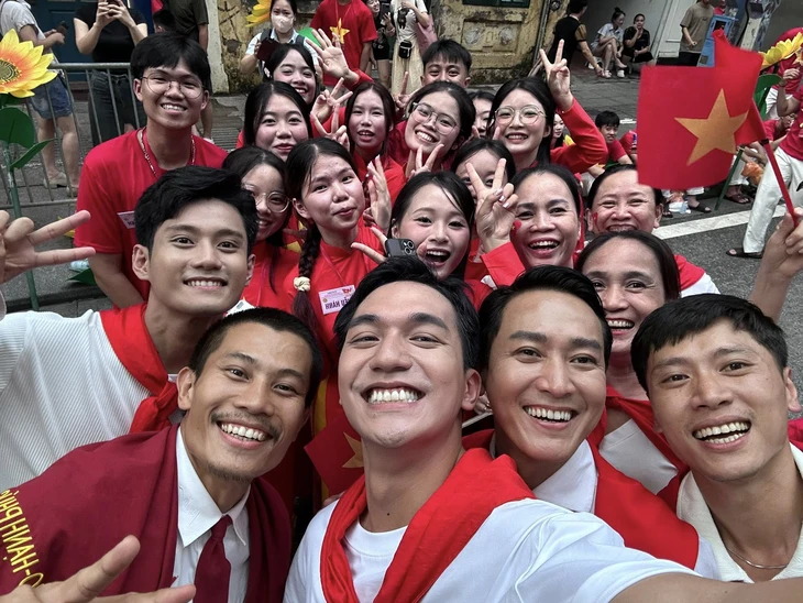 Tiểu đội trưởng Tạ, Cường trong phim Mưa đỏ cùng Đen Vâu, Hoàng Thùy Linh sơ duyệt diễu hành 2-9 - Ảnh 4. Tiểu đội trưởng Tạ, Cường trong phim Mưa đỏ cùng Đen Vâu, Hoàng Thùy Linh sơ duyệt diễu hành 2-9 - Ảnh 4.