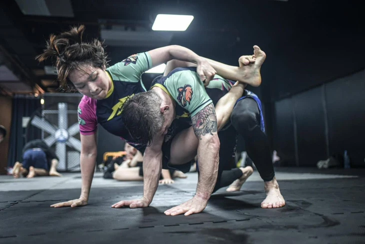 Johnny Trí Nguyễn cảm ơn cô gái MMA đánh 'thanh niên xăm trổ' - Ảnh 1.