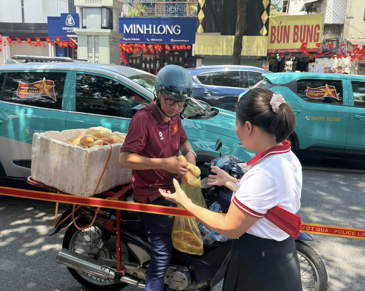 Ấm lòng nhà ở miễn phí, bữa cơm 0 đồng cho người dân xem diễu binh, diễu hành ở Hà Nội - Ảnh 3.