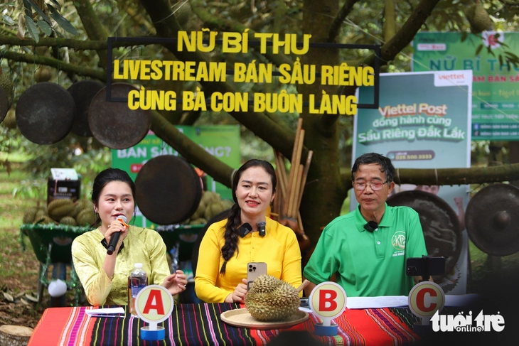 Nâng tầm thương hiệu nông sản, sầu riêng trên nền tảng số- Ảnh 1. Nữ bí thư xã livestream bán sầu riêng trên mạng, mở hướng đi cho nông sản - Ảnh 1.