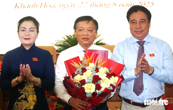 Ông Lê Huyền được bầu giữ chức phó chủ tịch UBND tỉnh Khánh Hòa- Ảnh 1. Ông Lê Huyền được bầu giữ chức phó chủ tịch UBND tỉnh Khánh Hòa - Ảnh 1.