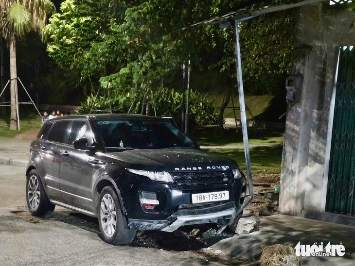 Xe Range Rover tông nhiều xe máy rồi bỏ chạy- Ảnh 1. Xe Range Rover tông nhiều xe máy rồi bỏ chạy - Ảnh 1.