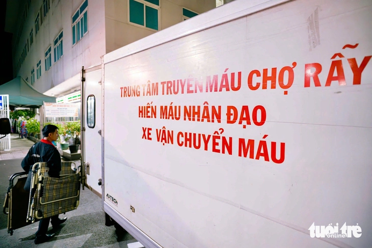 Câu chuyện cảm động trên hành trình 260km mang máu khẩn trương cứu người - Ảnh 1.