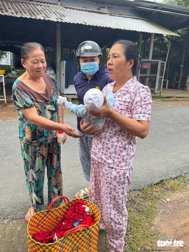 Tìm thân nhân bé trai sơ sinh bị bỏ rơi ven đường ở Vĩnh Long - Ảnh 1.