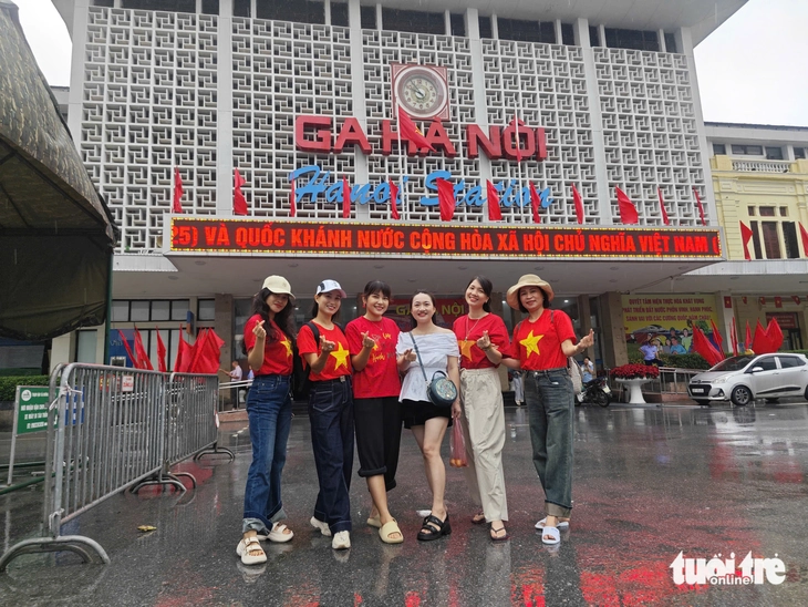 Dựng bạt dã chiến phục vụ người dân xem diễu binh, diễu hành A80 - Ảnh 2. Có nhà bạt phục vụ người dân xem diễu binh, diễu hành A80 - Ảnh 2.