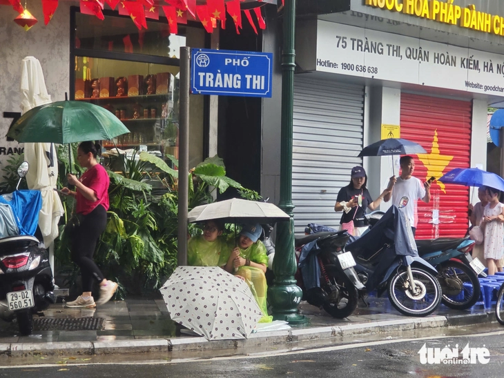 Có nhà bạt phục vụ người dân xem diễu binh, diễu hành A80 - Ảnh 4.