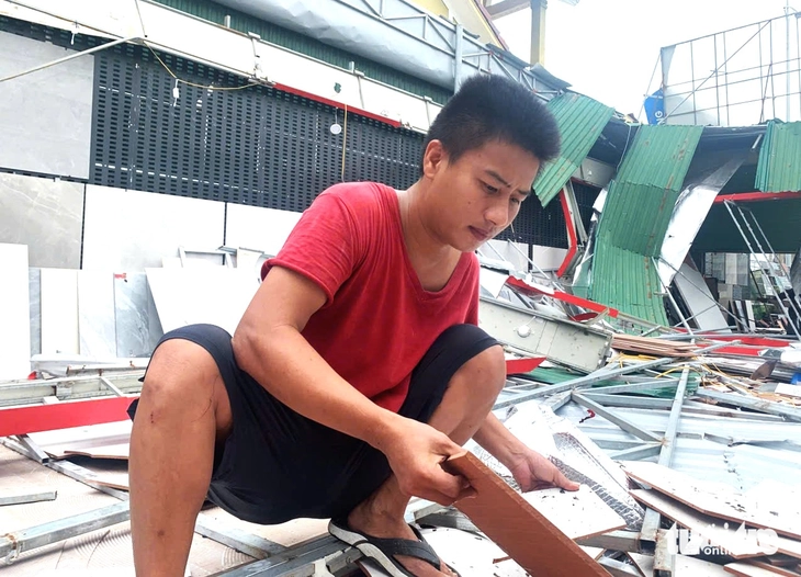 Đôi vợ chồng trẻ trắng tay vì bão số 5 - Ảnh 2.